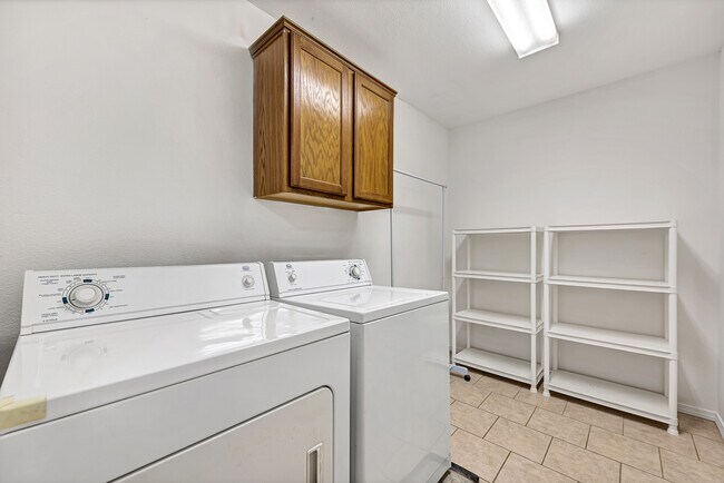Building Photo - 864 Melmar Dr