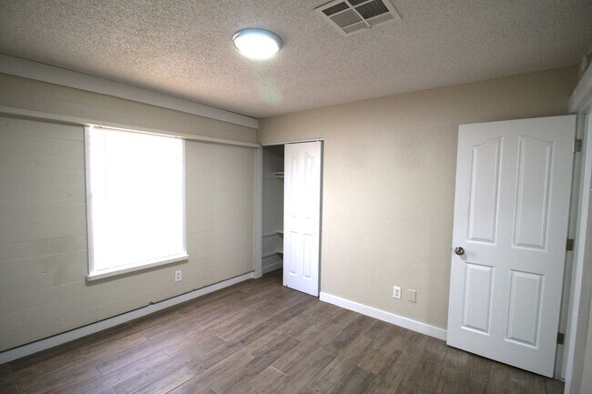 Building Photo - Beautiful Northeast Home -Utilities are a ...