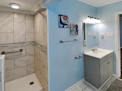 Hall Bathroom - Walk-in Shower, Tub - 411 Monroe Ave