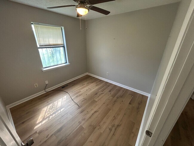 Building Photo - 3br 1.5 ba available now