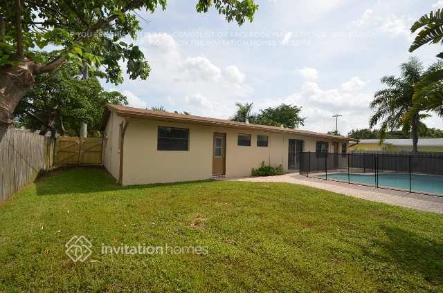 Building Photo - 2833 NE 35th St