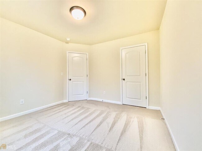 Building Photo - Wow! Like new, 3 bed, 2.5 baths, tile floo...