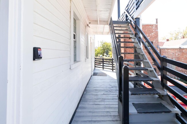 Building Photo - 2240 Murray Hill Rd