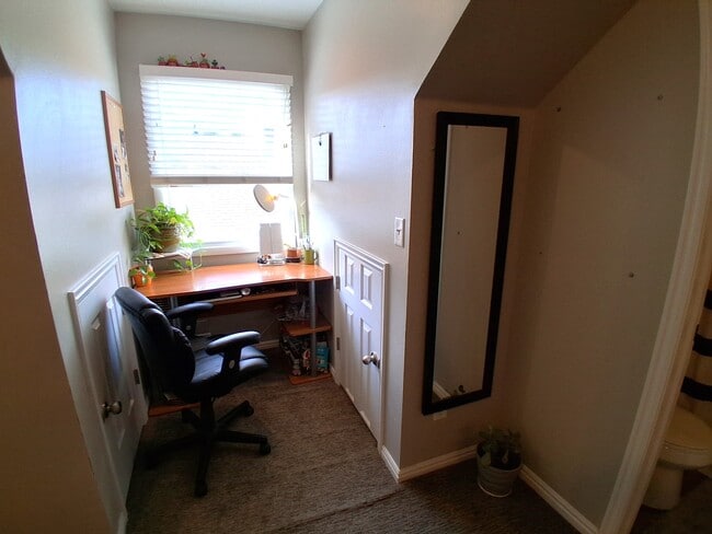 Building Photo - 986 900 E