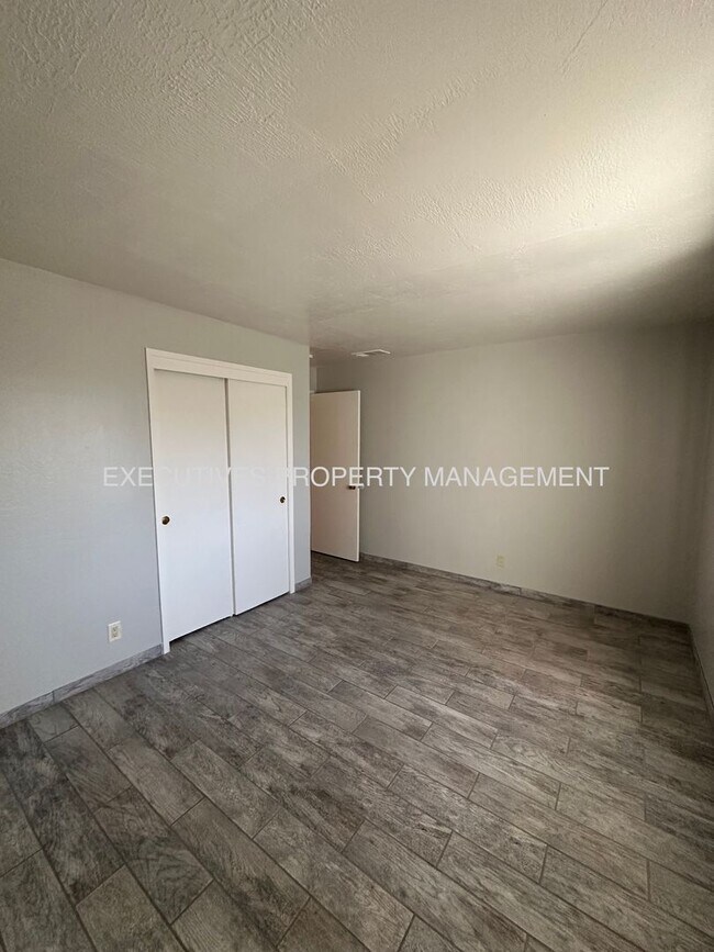 Building Photo - 3220 Dakota St