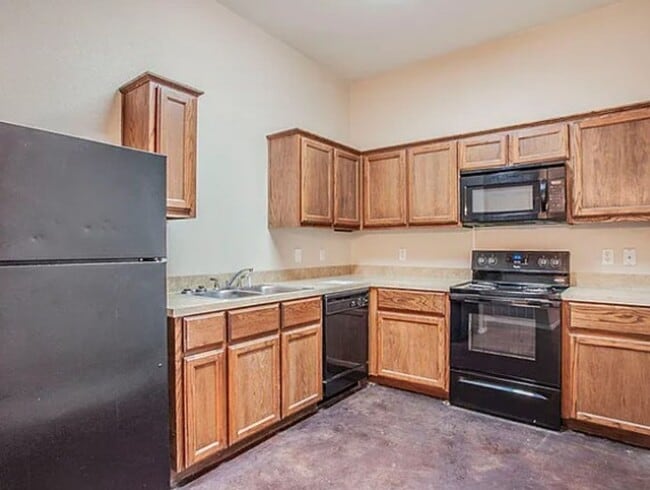 Building Photo - AVAILABLE NOW!