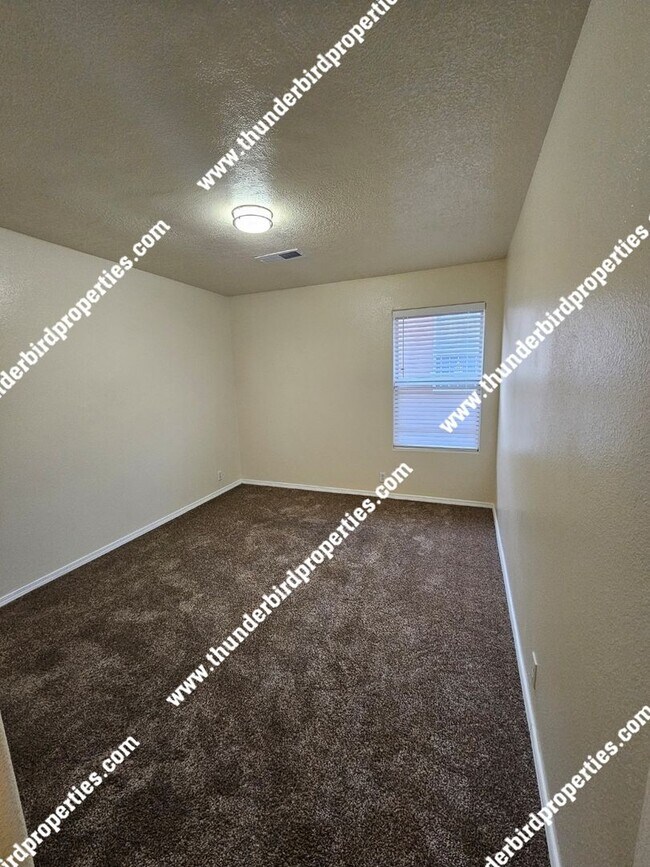 Building Photo - Great location - 4 Bedroom, 2 Bathroom, 2 ...