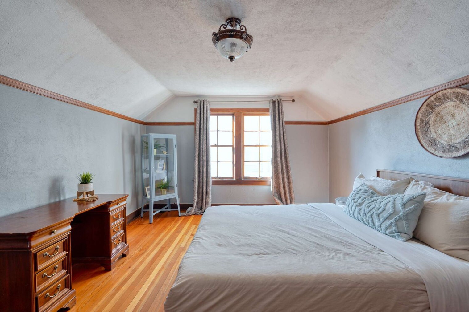 Building Photo - 3565 NE Broadway