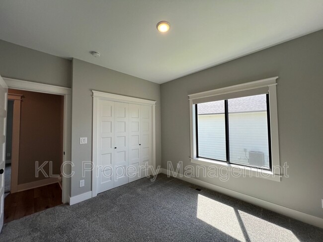 Building Photo - 2850 Sunflower Dr