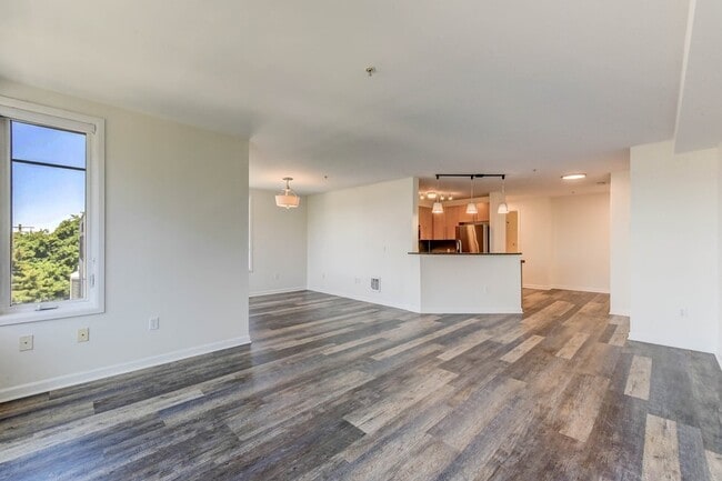 Building Photo - Space Need Views & 2 Parking Spots