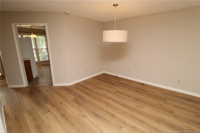 Building Photo - 118 Planetree Ln