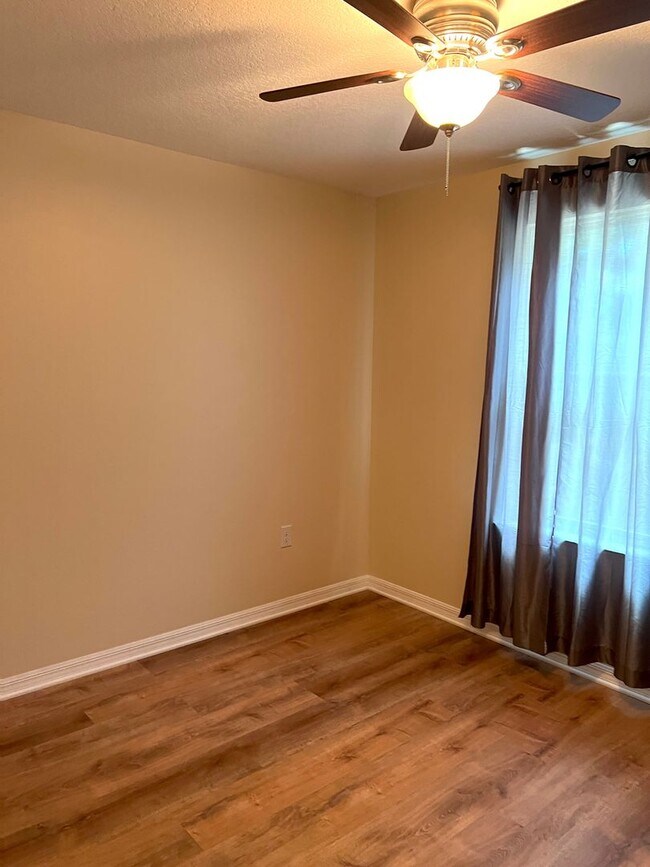 Building Photo - 3/2 with fenced in yard!