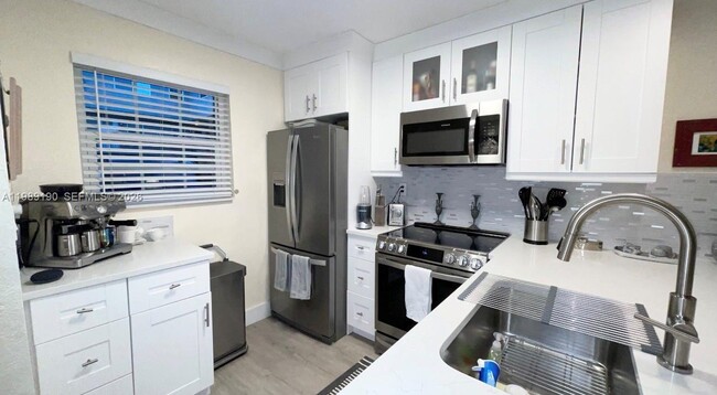 Building Photo - 633 NE 2nd Ave