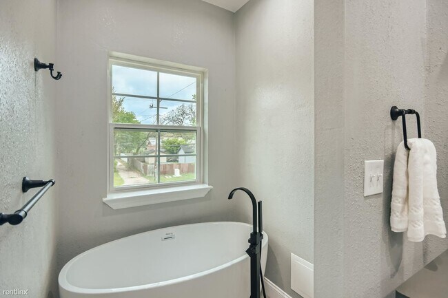 Building Photo - 3 br, 2 bath House - 1914 Burlington Boule...