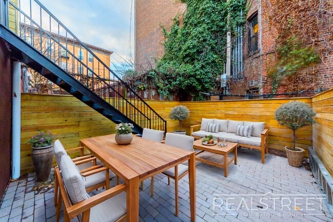 Building Photo - Magnificant Brownstone Triplex in Crown He...