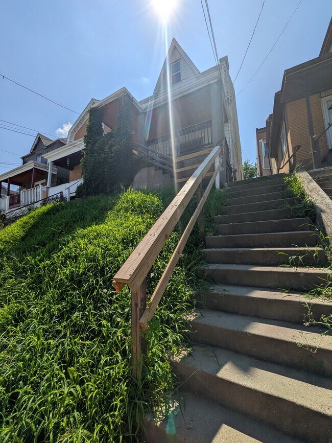 Primary Photo - 447 Hays Ave