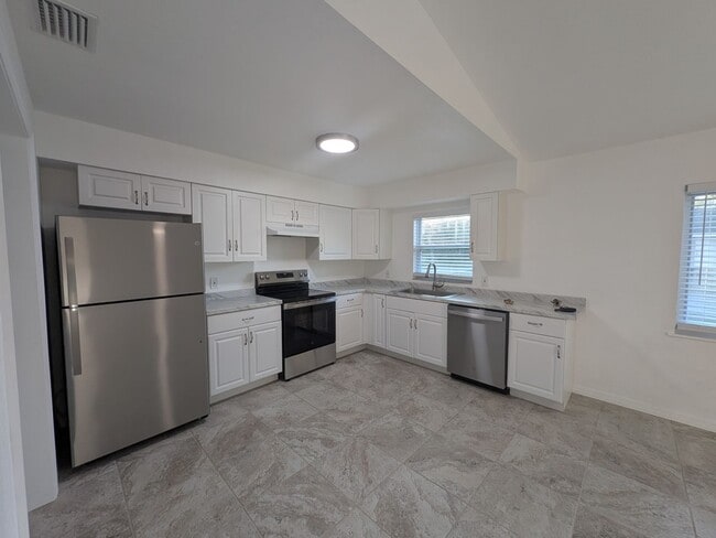 Building Photo - Updated 2/2 Duplex in Crystal River