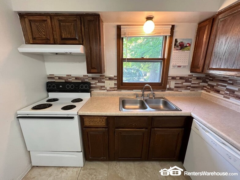 Building Photo - 912 E Railroad Ave