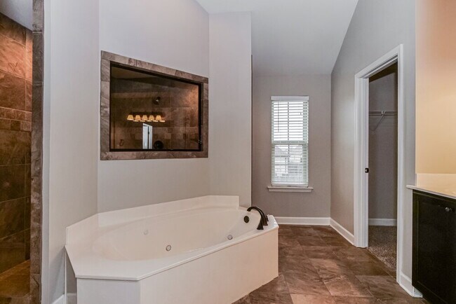 Building Photo - 7911 Hemlock Dr