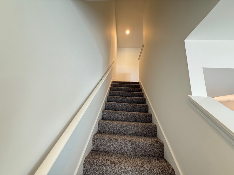 Building Photo - 2067 Aster Dr