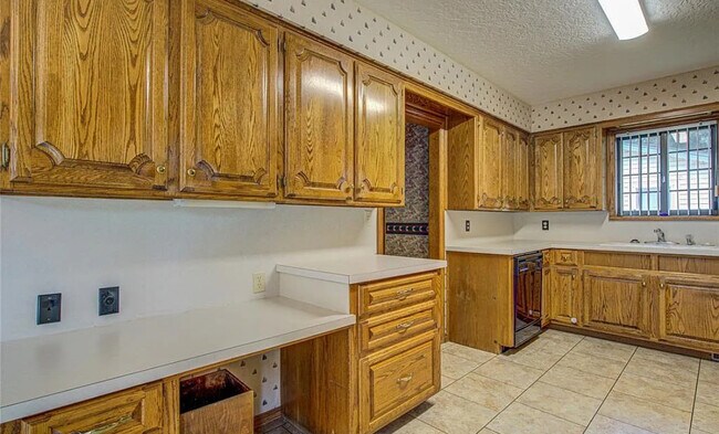 Building Photo - 610 N 6th Ave