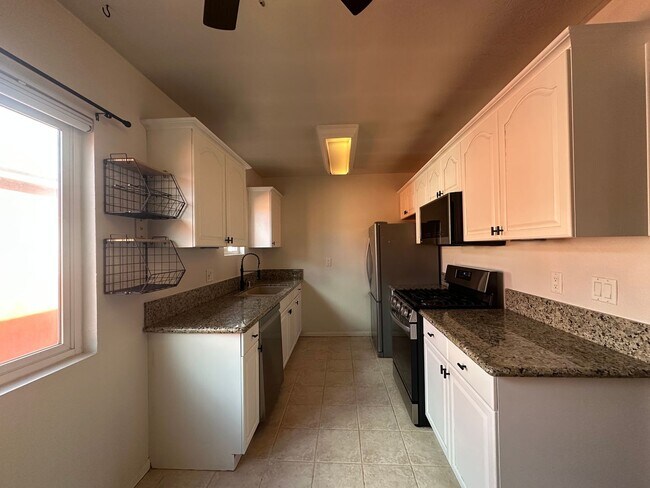 Building Photo - Beautiful 2B 1BA Condo w/ Reserved Parking...