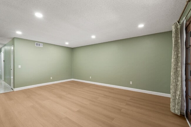 Building Photo - Spacious 3BR Retreat in the Heart of Cherokee Point