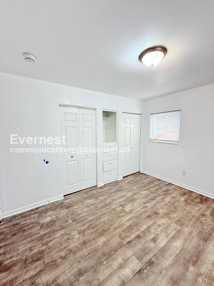 Building Photo - 15601 Schoolcraft Rd