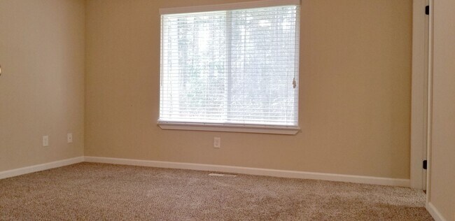 Building Photo - 4 bedroom plus den, living room and family room. North Thurston School Disctrict.