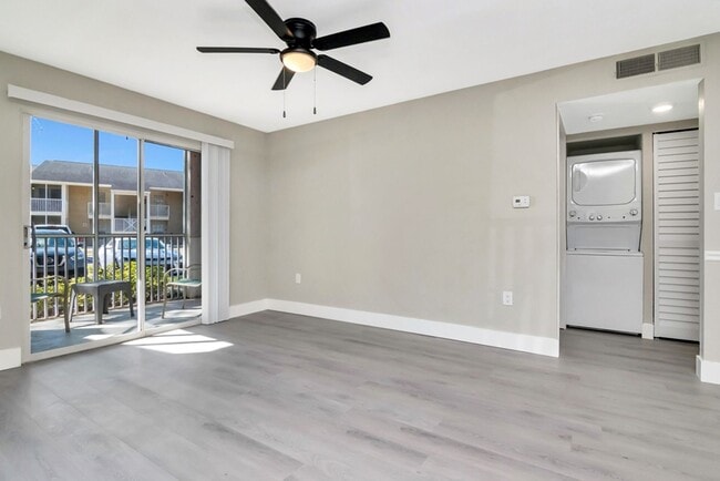 Building Photo - Ground Floor 1/1 with Den Newly Renovated