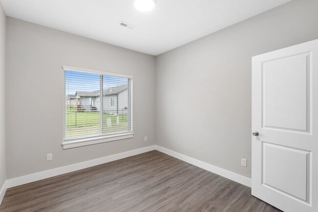 Building Photo - 5122 N Cypress St