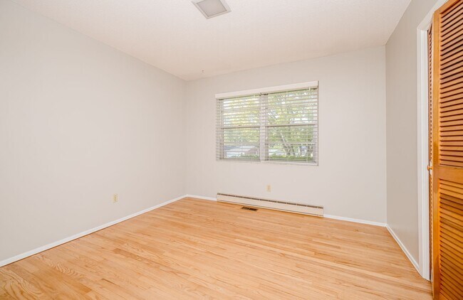 Building Photo - 240 Maywood Dr