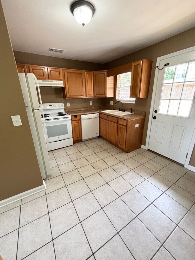 Building Photo - Midtown Duplex near Leon High School