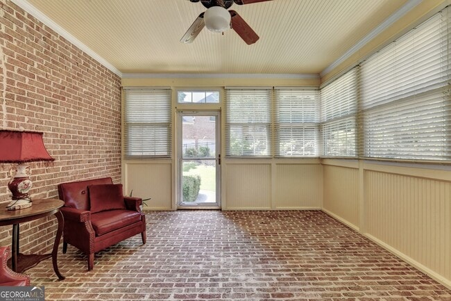 Building Photo - 8910 Pinehurst Cove