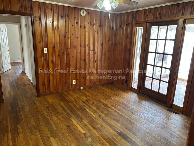 Building Photo - 1313 Oakdale Dr