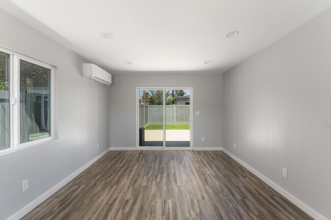 Building Photo - LEASE SPECIAL - UP TO 2 WEEKS FREE!  Luxurious 1-Bedroom Apartment with Private Yard in the Heart...