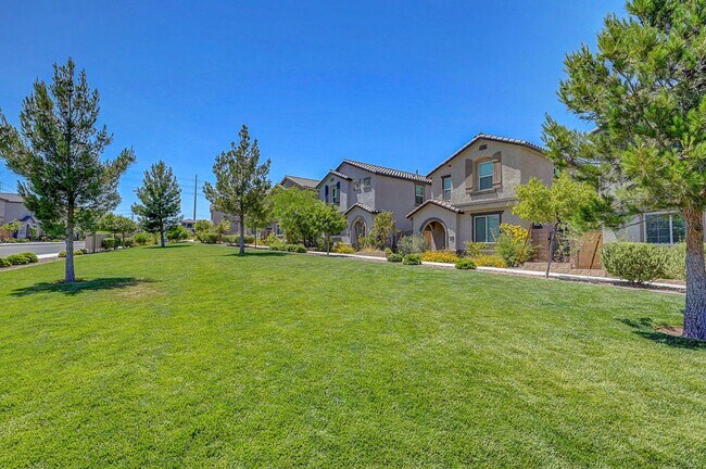 Building Photo - Stunning 3 Bedroom in Skye Canyon Master P...