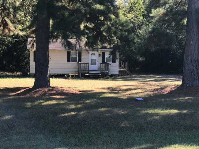 Building Photo - Cute Cottage in the Country... Close to Go...