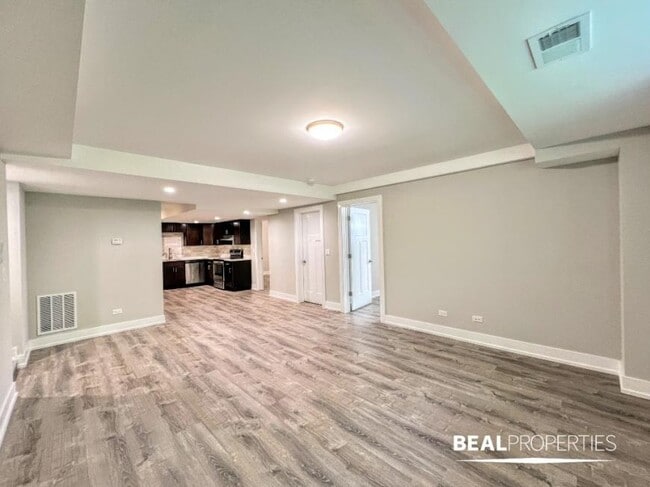 Building Photo - 2 bedroom in EVANSTON IL 60202