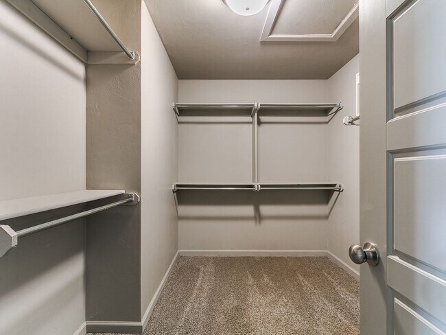 Building Photo - 3 bedroom, 2 bathroom, 2 car garage