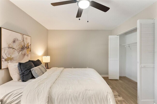 Building Photo - Updated beautiful 2/1 condo
