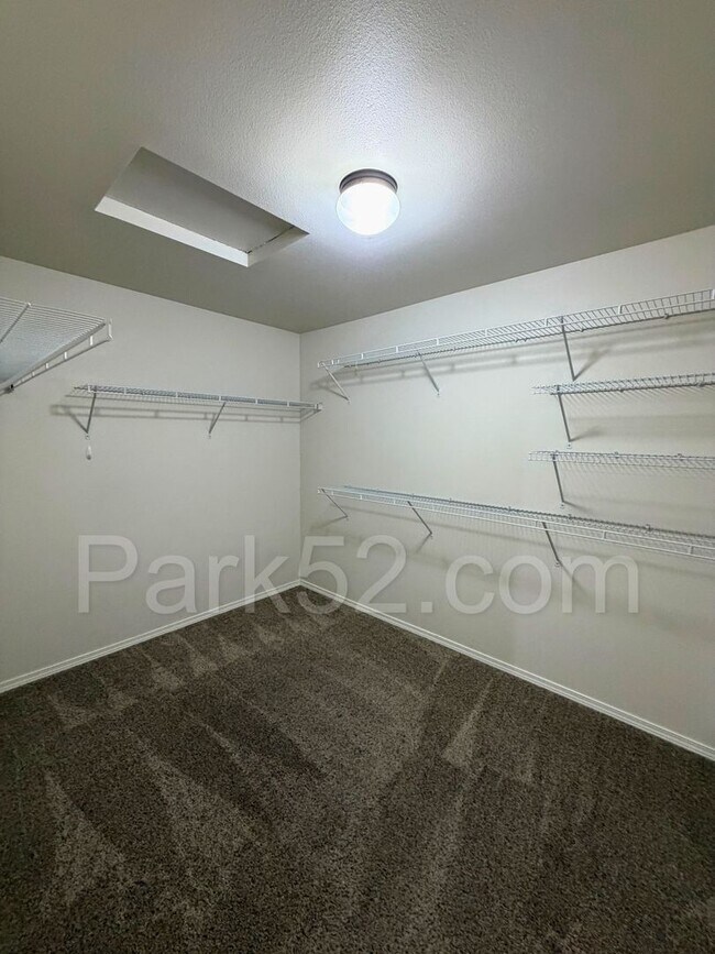 Building Photo - Puyallup 4 Bedroom 2.5 Bath Single Family Home