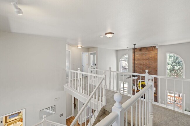 Building Photo - Spacious 6-Bedroom Broadmoor Rental with M...