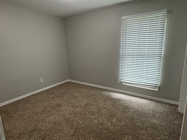 Building Photo - 145 Courtaulds Ave