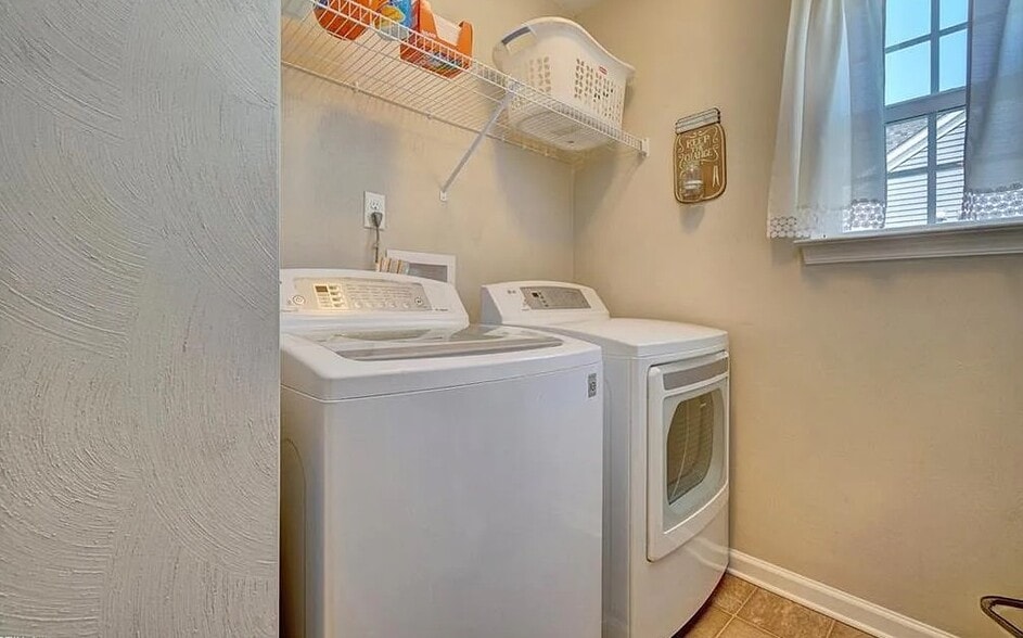 Building Photo - 561 Graphite Trl