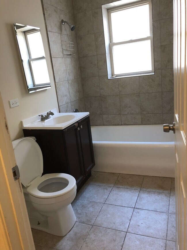 Building Photo - 4437 W Fullerton Ave