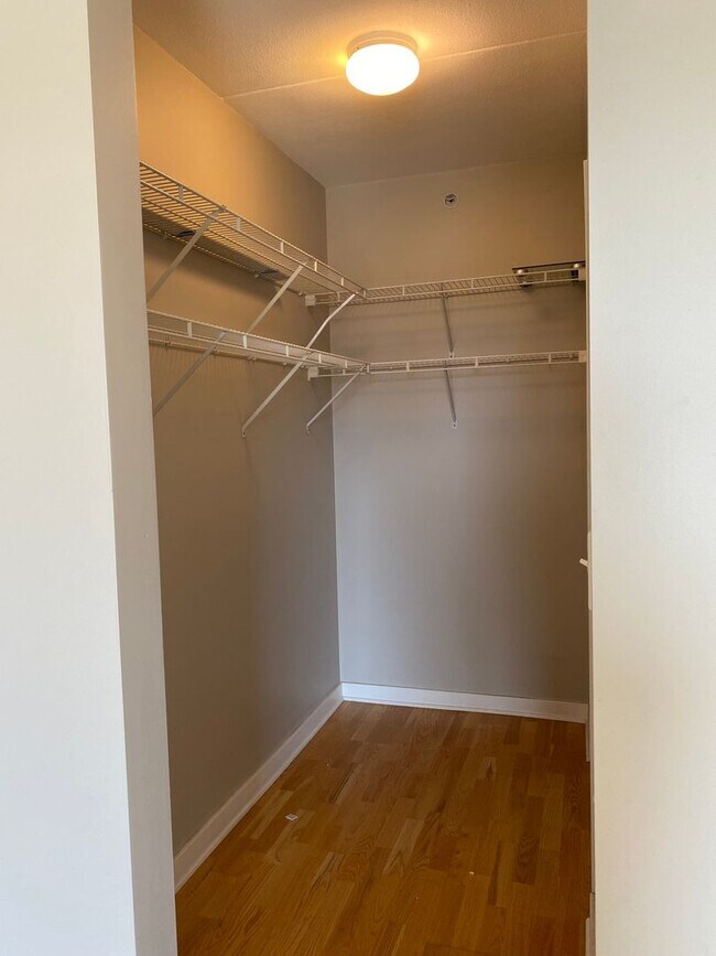 Building Photo - 1 Bed, 1 Bath Condo Near Downtown Evanston...