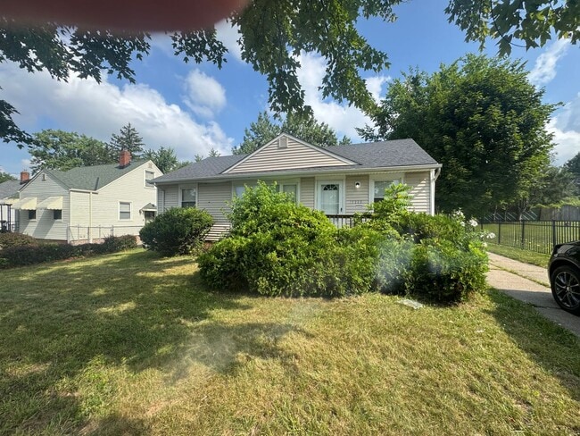 Primary Photo - Single Family Home 3 beds 1 bath Available...