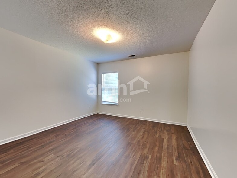 Building Photo - 425 Green Park Ln