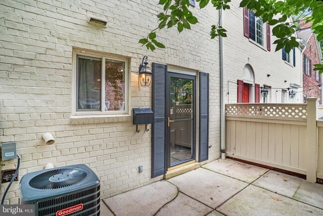 Building Photo - 1309 N Van Dorn St